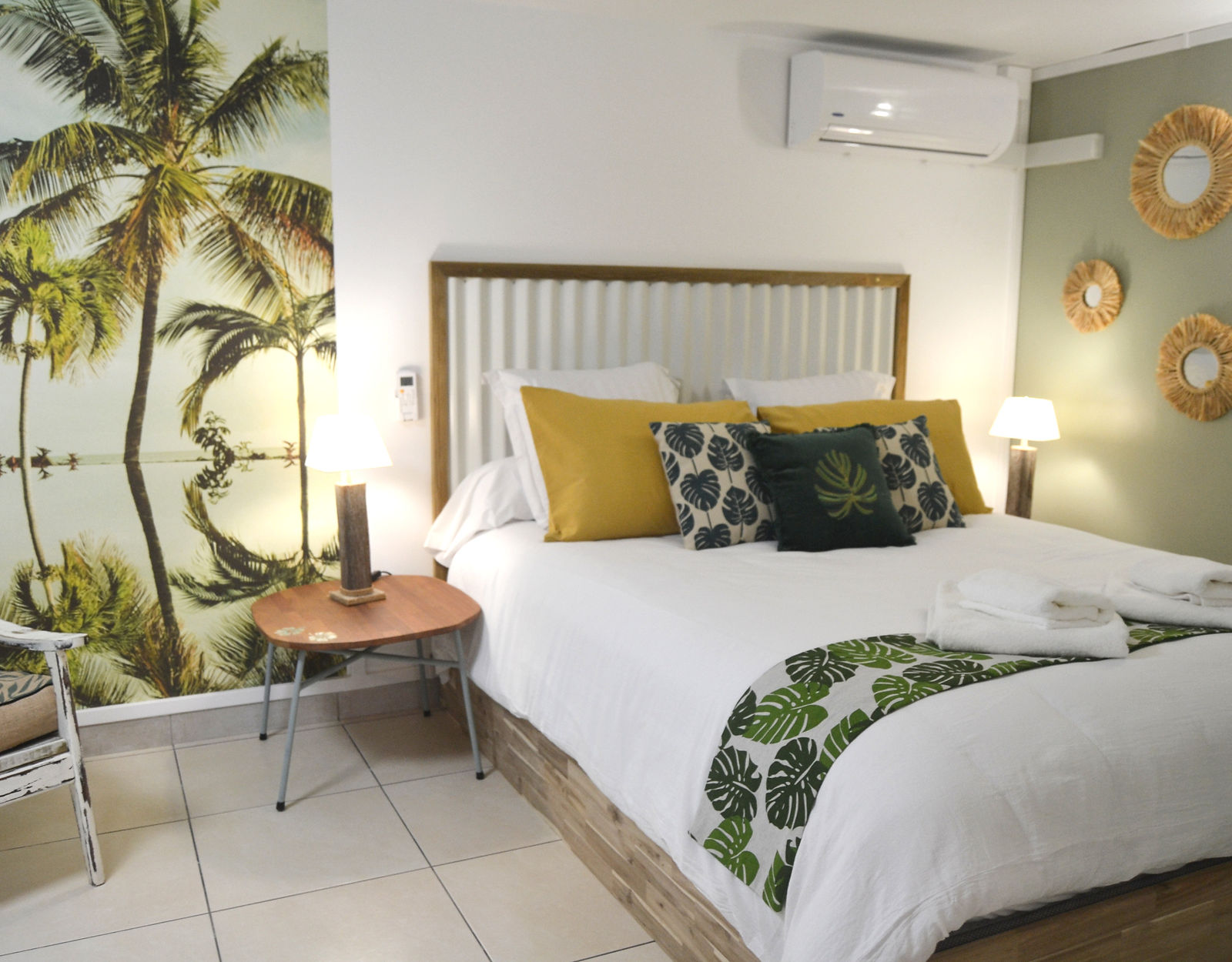 Chambre aux couleurs douces, style créole tropical moderne