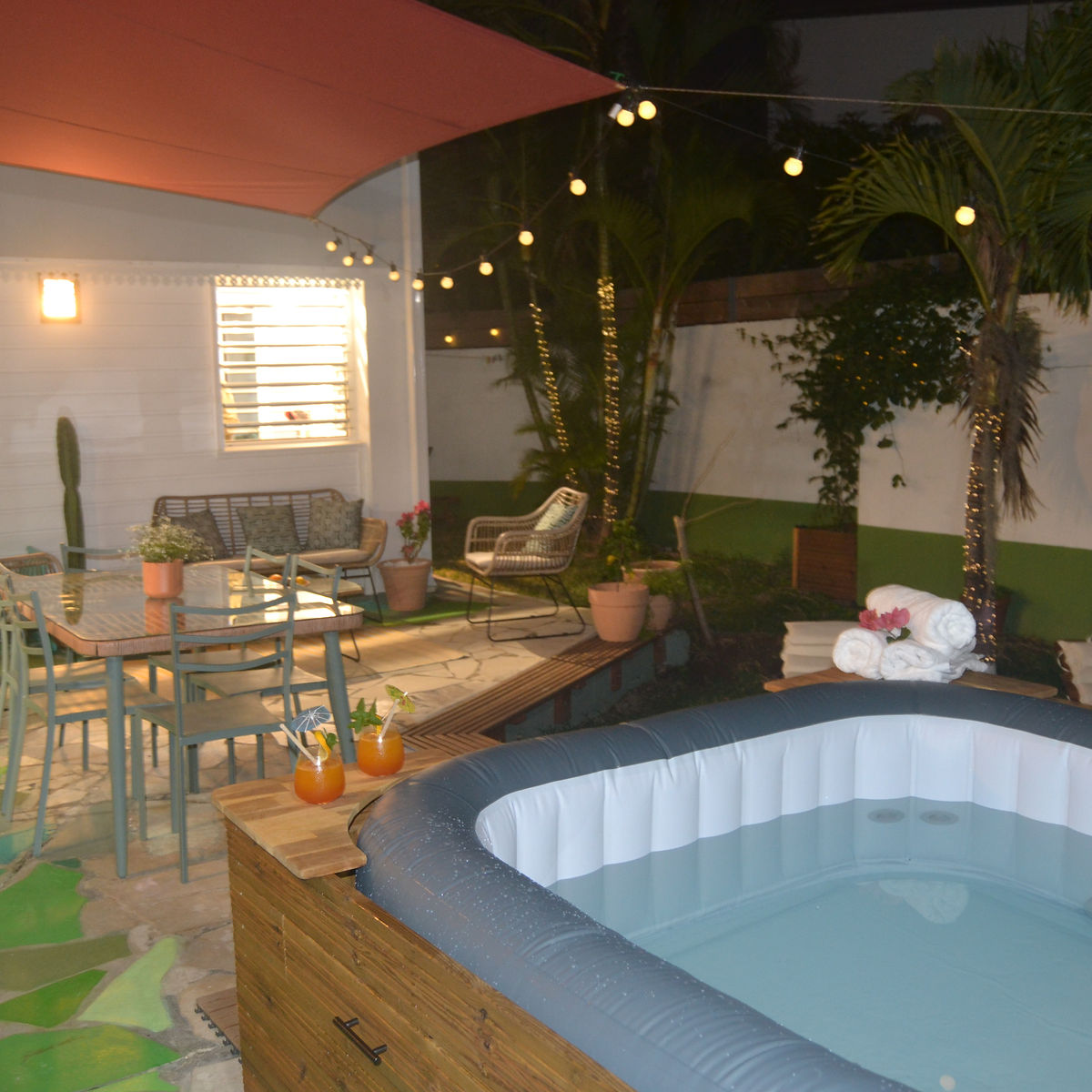 Jardin créole style guinguette avec jacuzzi